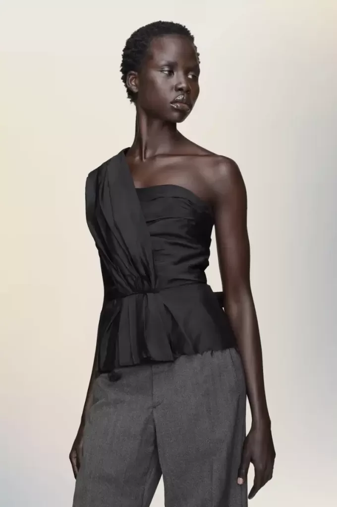 Asymmetrische gedrapeerde top
