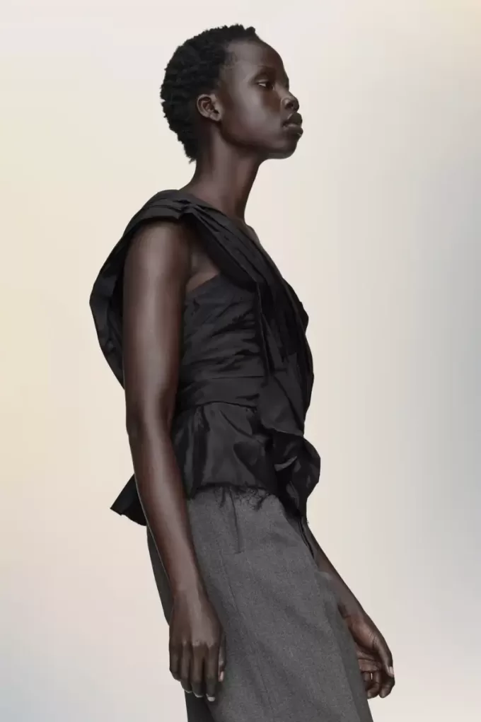 Asymmetrische gedrapeerde top