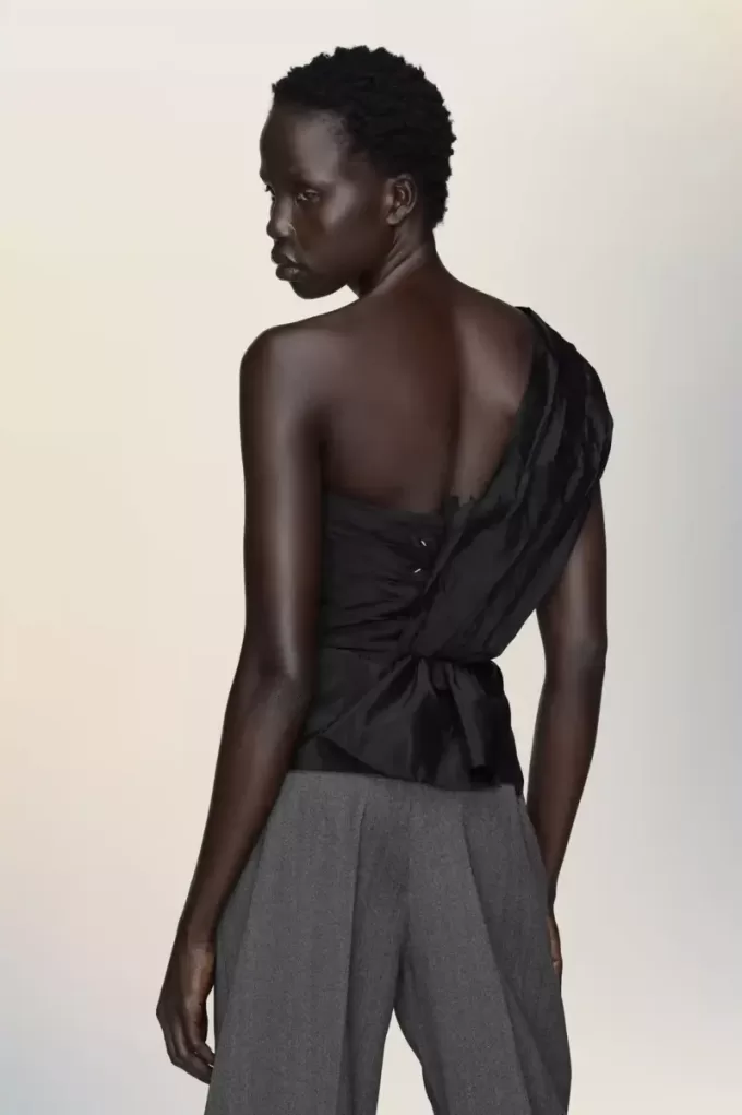 Asymmetrische gedrapeerde top