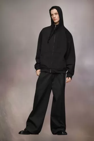 hoodie met geborduurd logo 2 1 330x496 - Hoodie met geborduurd logo