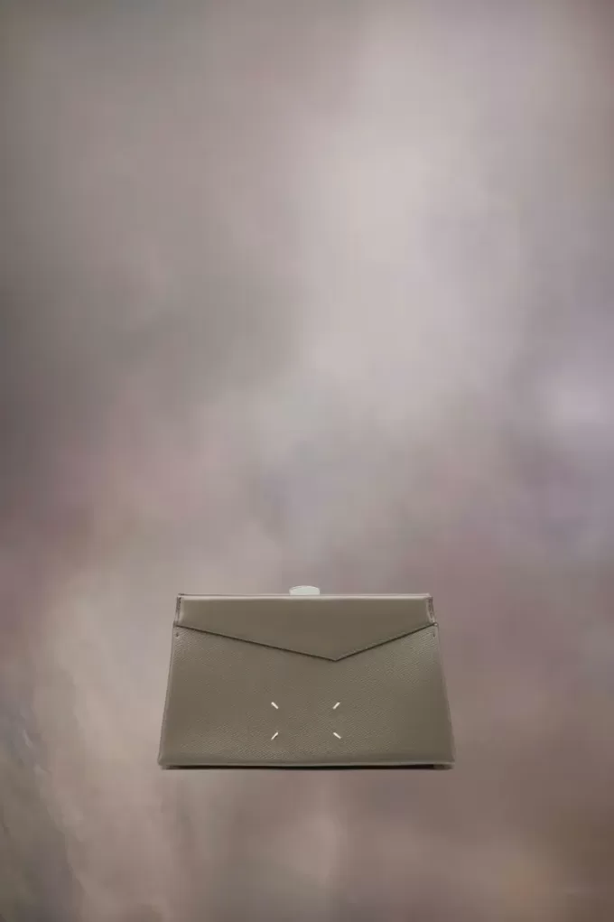 Kleine clutch met gesmokte schouder