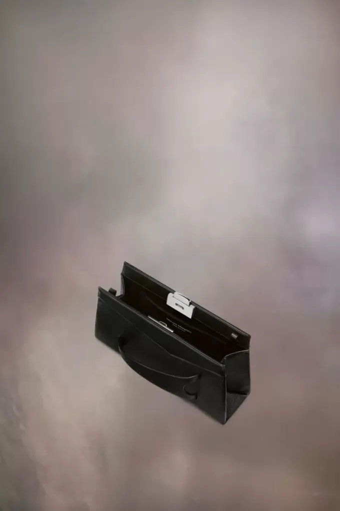 Kleine clutch met gesmokte schouder
