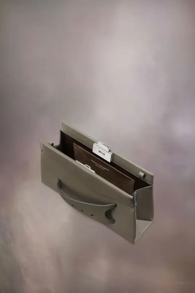 Kleine clutch met gesmokte schouder