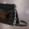 Kleine clutch met gesmokte schouder