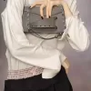 Kleine clutch met gesmokte schouder