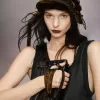 Kleine clutch met gesmokte schouder