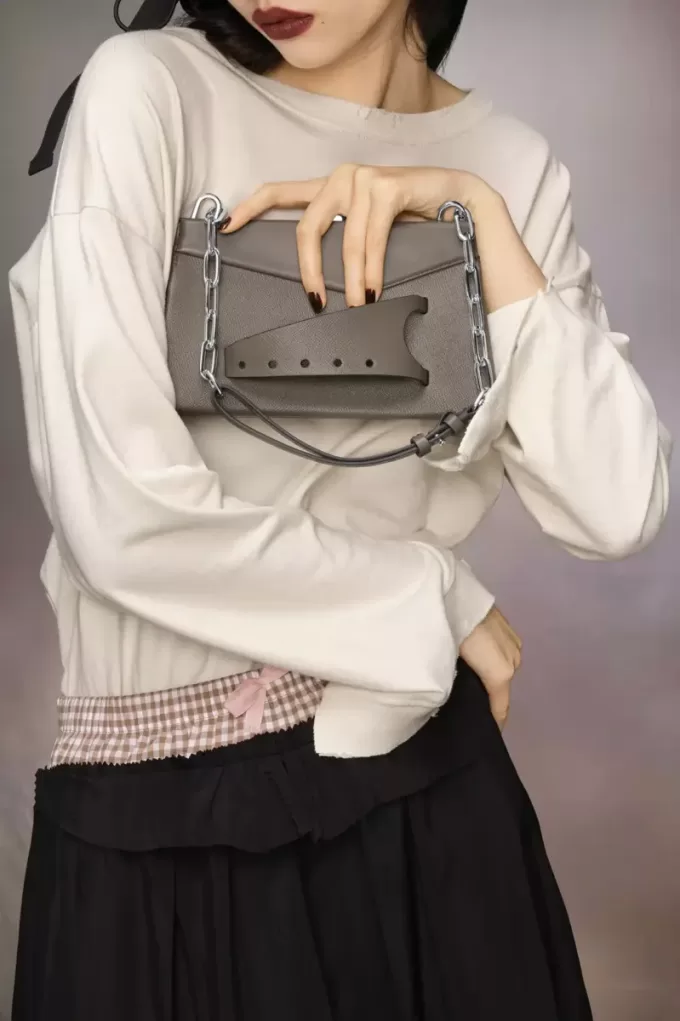 Kleine clutch met gesmokte schouder
