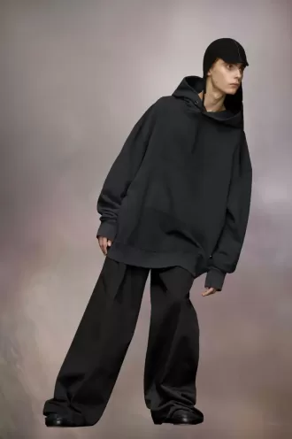 sweatshirt met capuchon en omgekeerd logo 2 330x496 - Sweatshirt met capuchon en omgekeerd logo