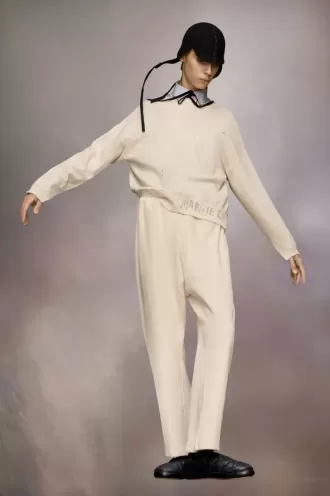 sweatshirt met handgeschreven logo 2 1 330x496 - Sweatshirt met handgeschreven logo