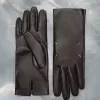 Vier steken handschoenen