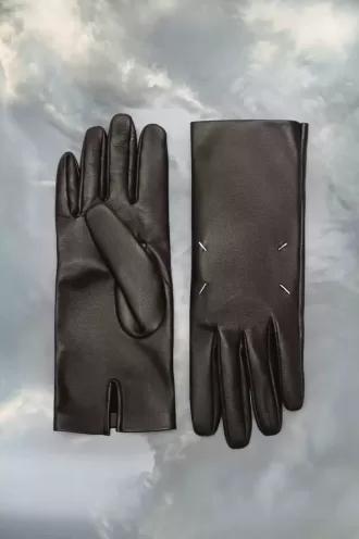 Vier steken handschoenen